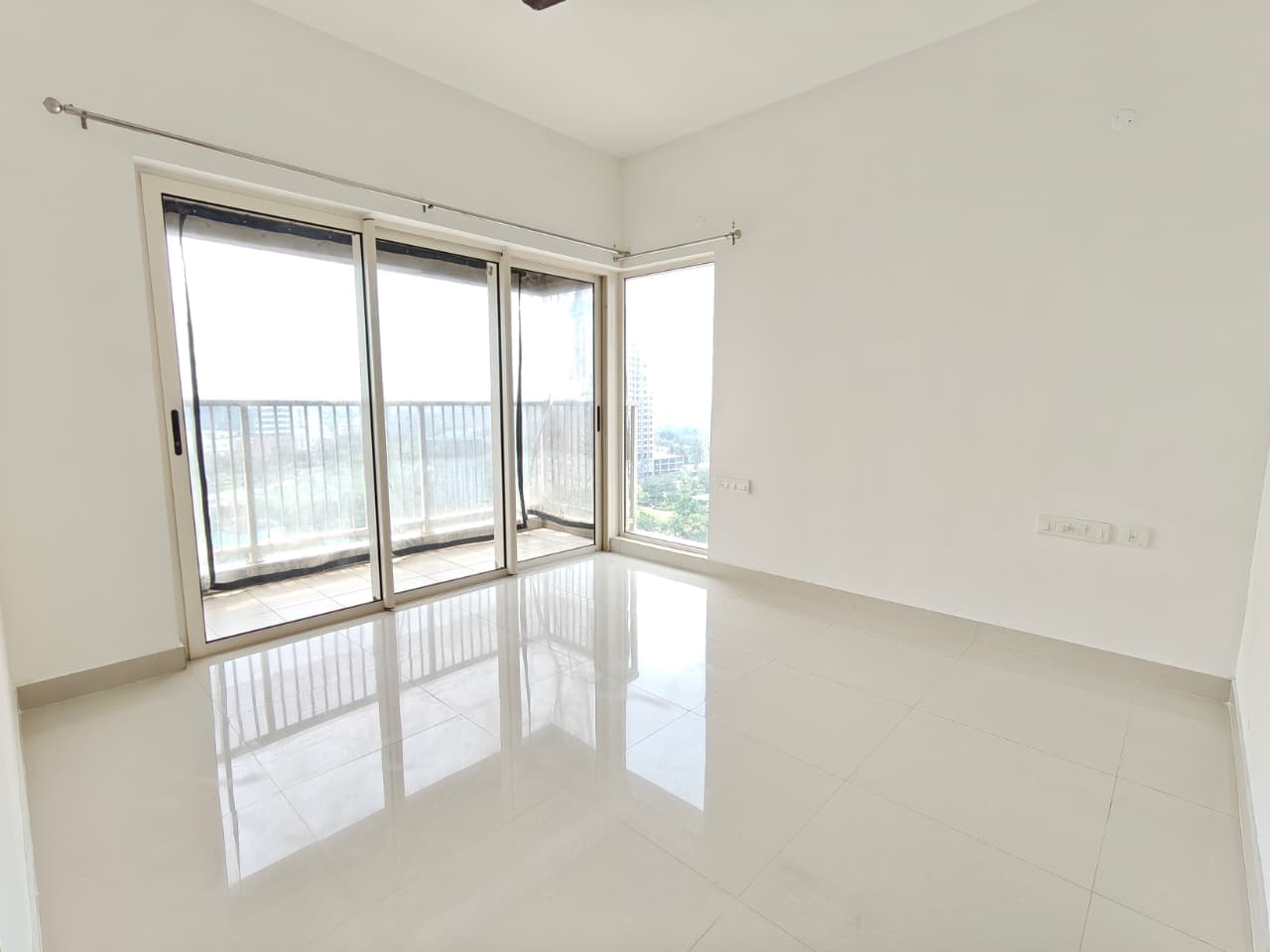 PS One10 — 3 BHK 3 Bath Semi-Furnished Flat for Rent — Photo 4