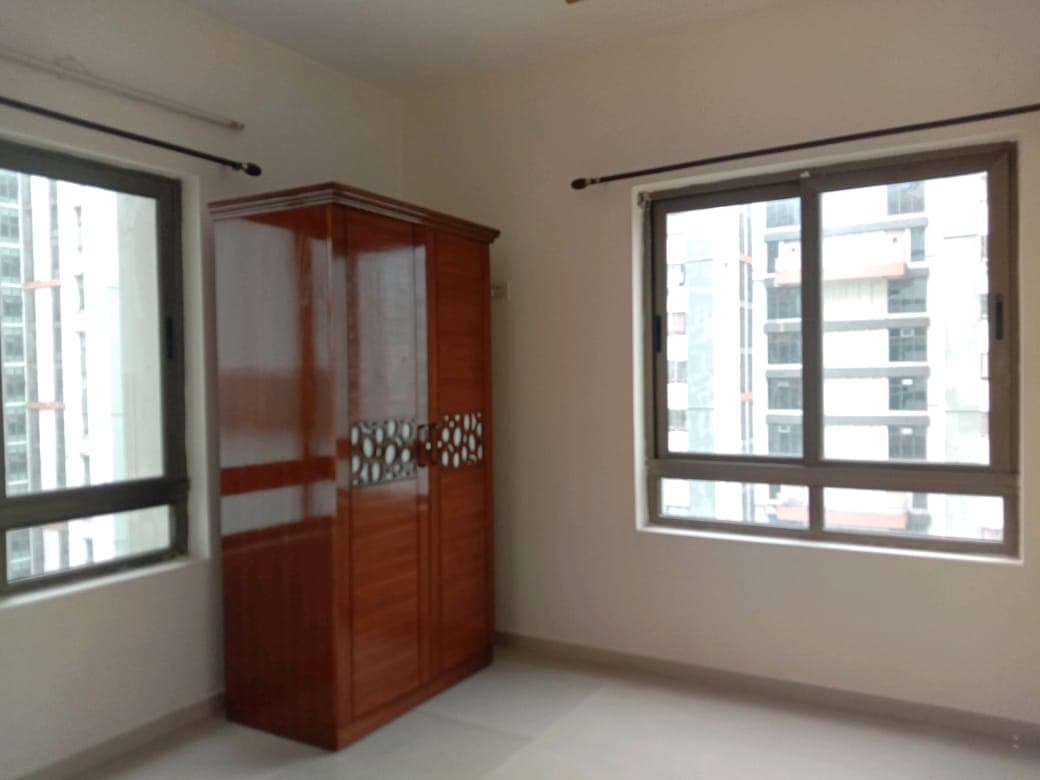 TATA Eden Court — 3 BHK 10th Floor Semi-Furnished Resale — Photo 3