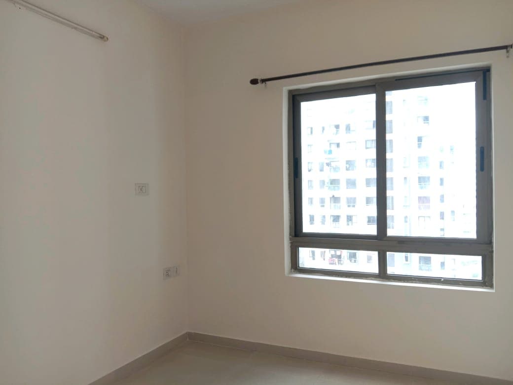 TATA Eden Court — 3 BHK 10th Floor Semi-Furnished Resale — Photo 9