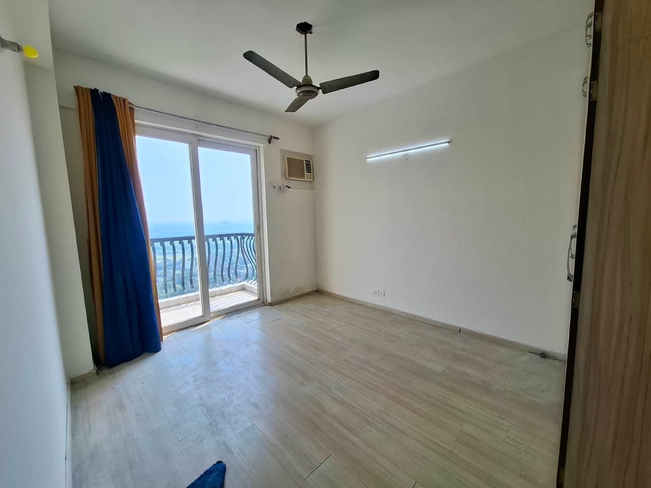 DLF New Town Heights — 3 BHK + Servant Room 2110 Sq.ft Resale — Photo 2