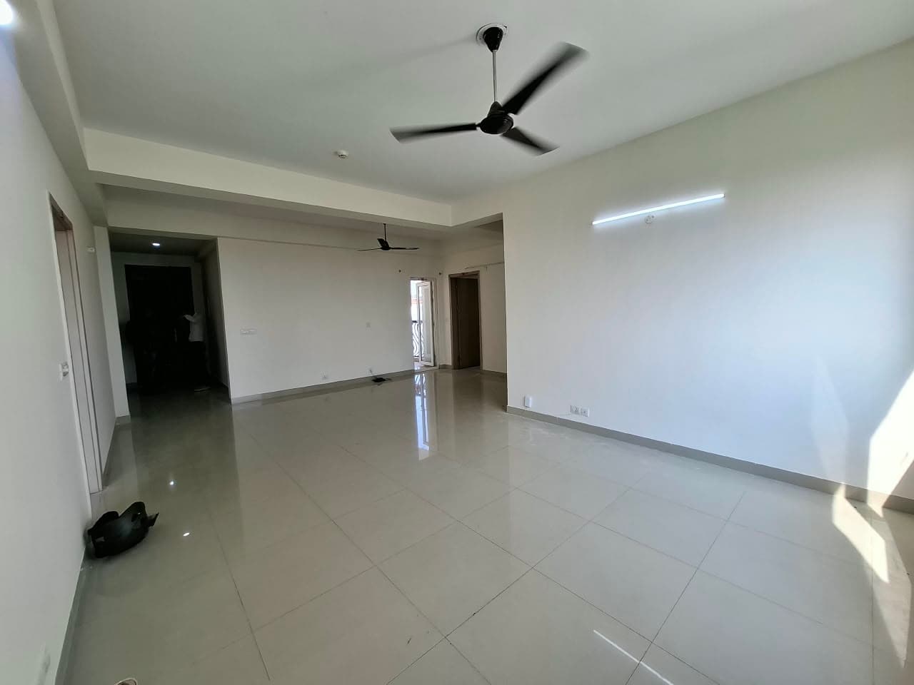 DLF New Town Heights — 3 BHK + Servant Room 2110 Sq.ft Resale — Photo 3