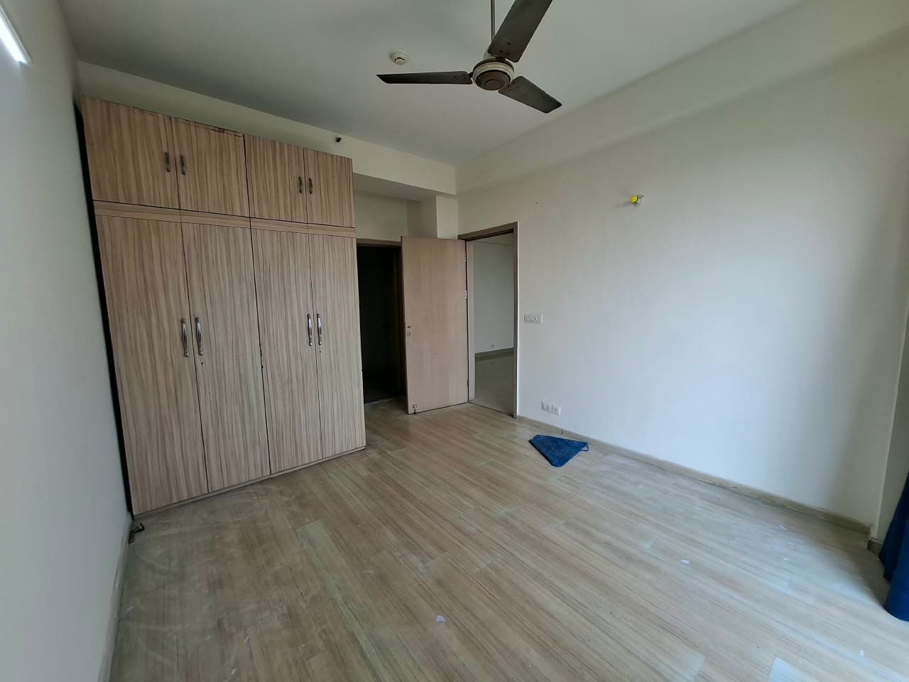 DLF New Town Heights — 3 BHK + Servant Room 2110 Sq.ft Resale — Photo 5