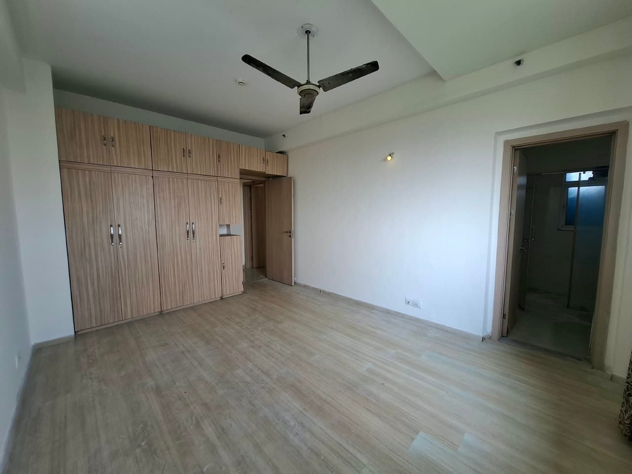 DLF New Town Heights — 3 BHK + Servant Room 2110 Sq.ft Resale — Photo 10