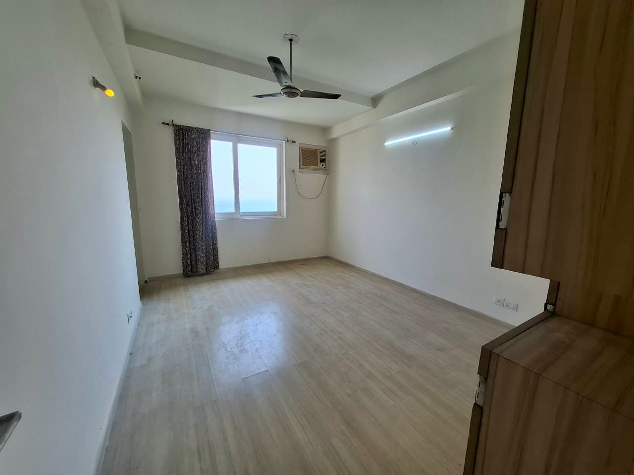 DLF New Town Heights — 3 BHK + Servant Room 2110 Sq.ft Resale — Photo 11
