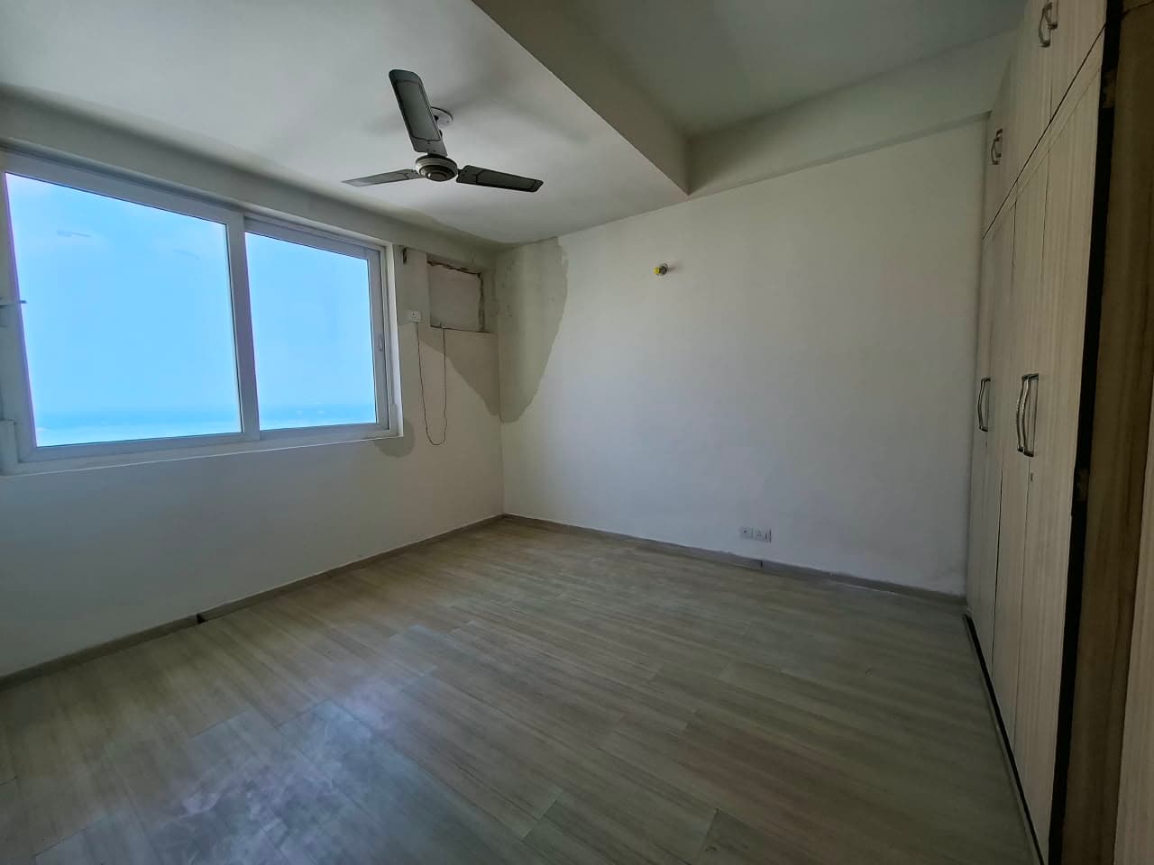 DLF New Town Heights — 3 BHK + Servant Room 2110 Sq.ft Resale — Photo 12